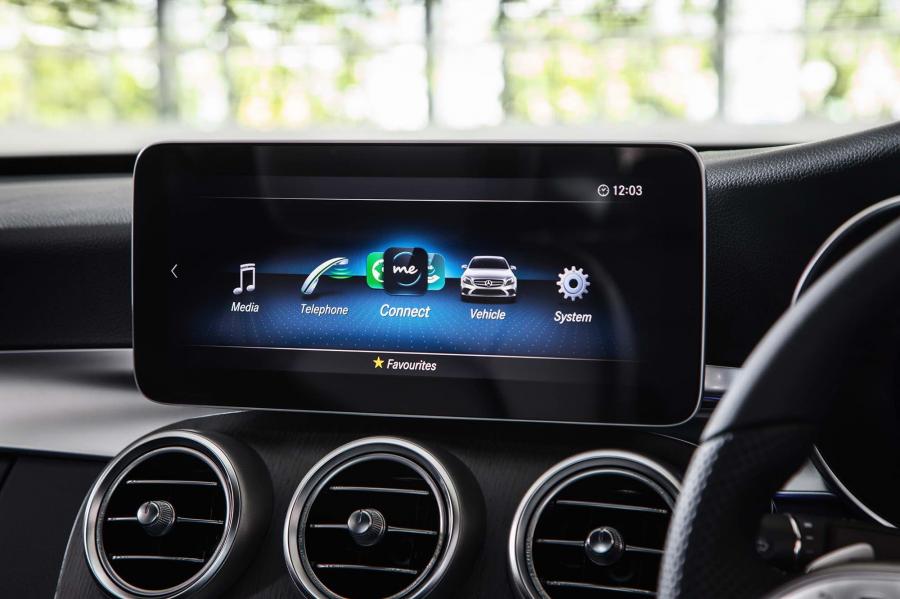 Детали интерьера Mercedes-Benz C200 AMG Line (W205) 2020 года  (MY) (фото 18 из 18)